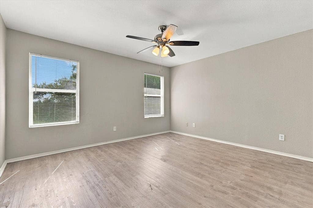 320 Deer Run Drive, Sanger, TX 76266