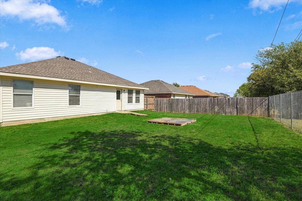 320 Deer Run Drive, Sanger, TX 76266