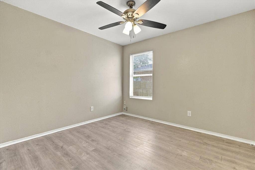 320 Deer Run Drive, Sanger, TX 76266