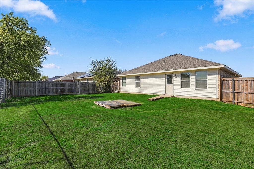 320 Deer Run Drive, Sanger, TX 76266