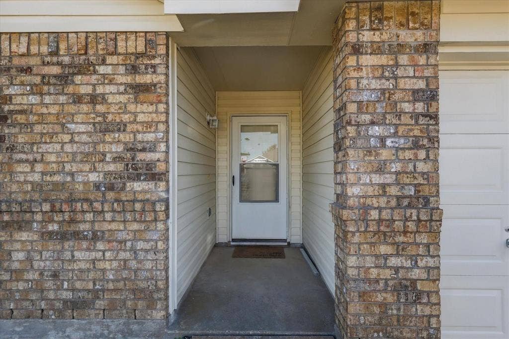 320 Deer Run Drive, Sanger, TX 76266