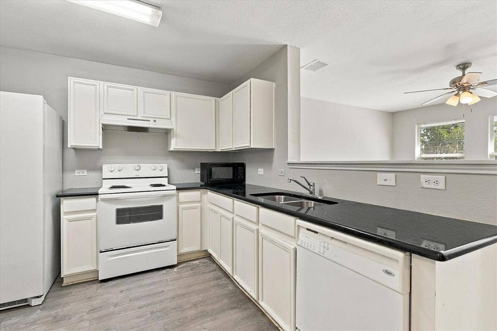 320 Deer Run Drive, Sanger, TX 76266
