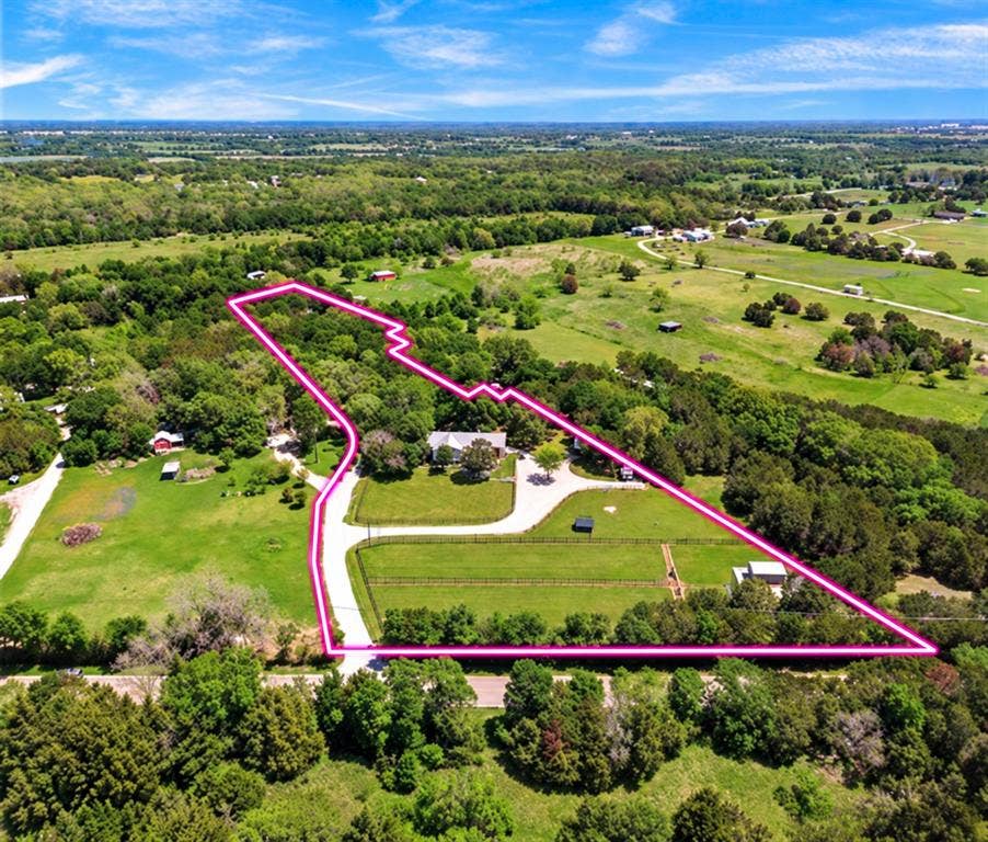 384 Fort Graham Road, Waco, TX 76705 Expansive property featuring a main residence, additional structures, paved driveways, and surrounded by mature trees