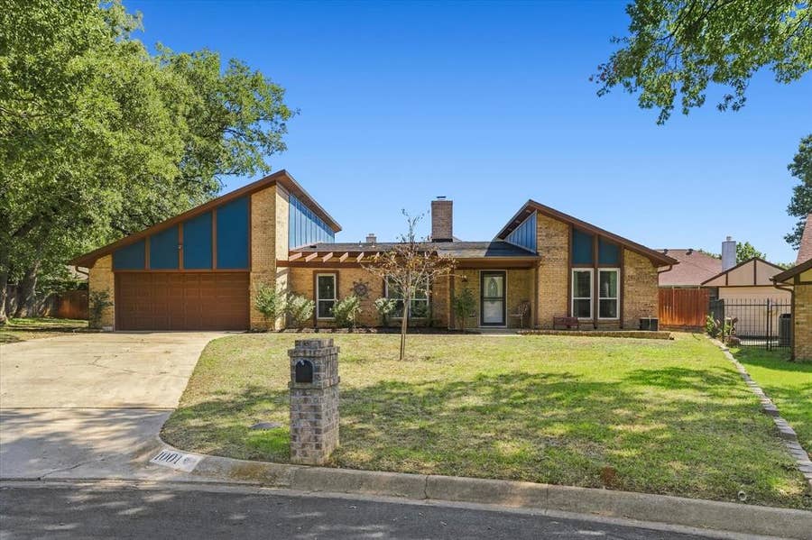Property photo for 1001 Sean Court, Hurst, TX