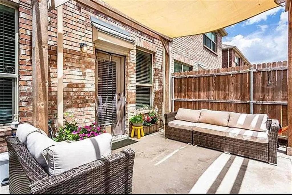 View of patio / terrace featuring an outdoor living space