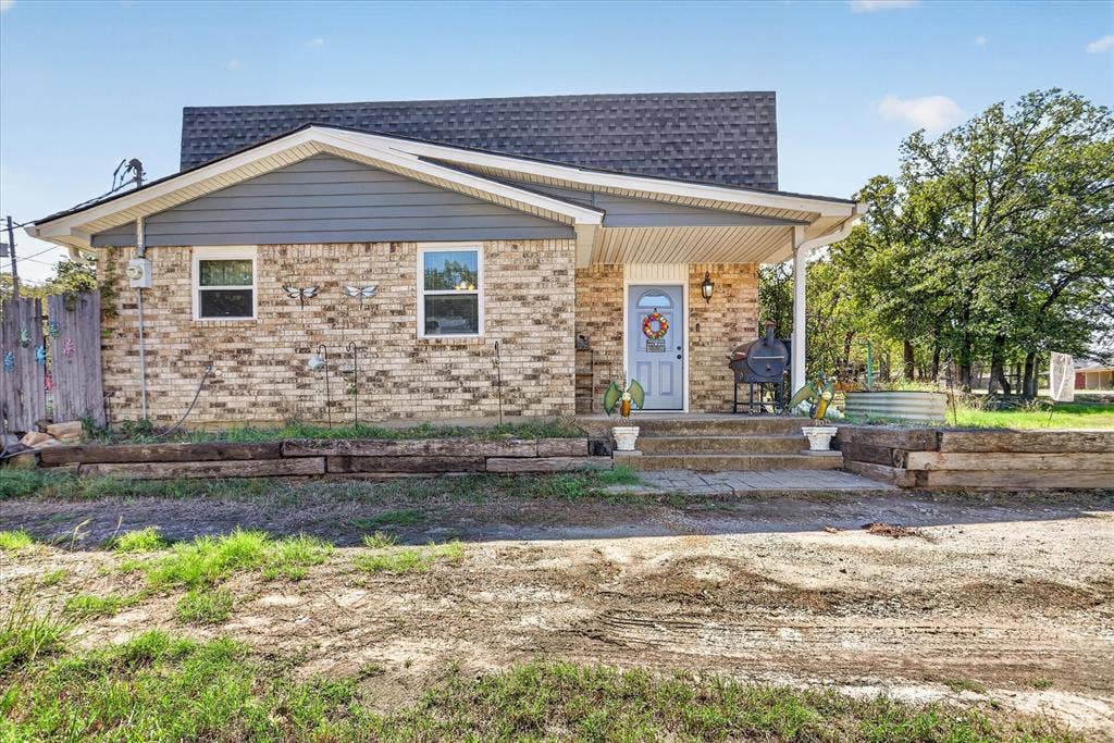 416 Cedarwood Street, Azle, TX 76020