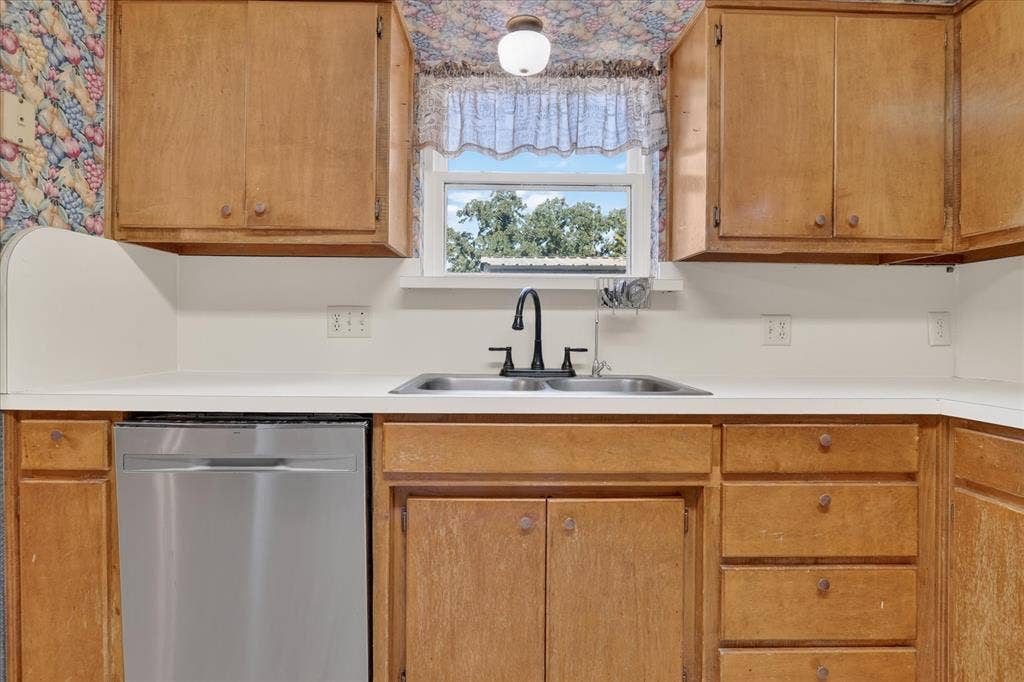 416 Cedarwood Street, Azle, TX 76020