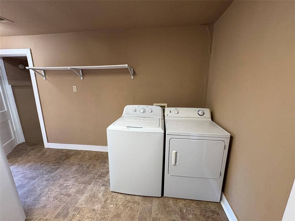 Washer/Dryer included