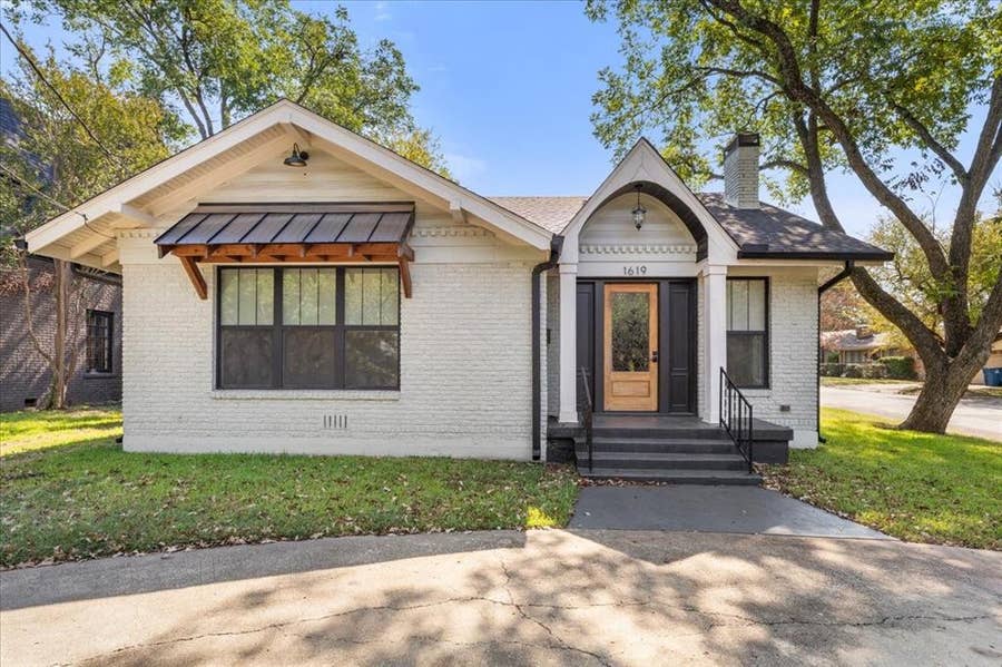 Property photo for 1619 Sycamore Avenue, Corsicana, TX