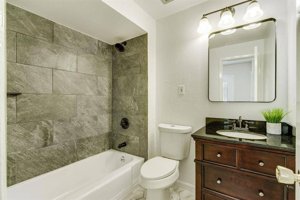 primary bdrm bathroom