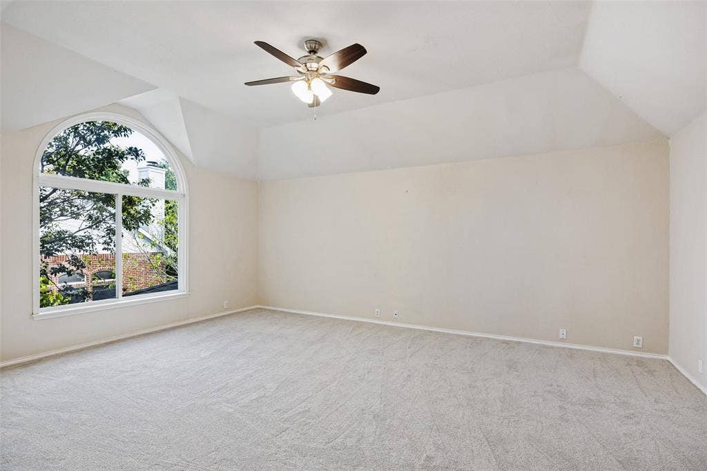 HUGE upstairs bonus room