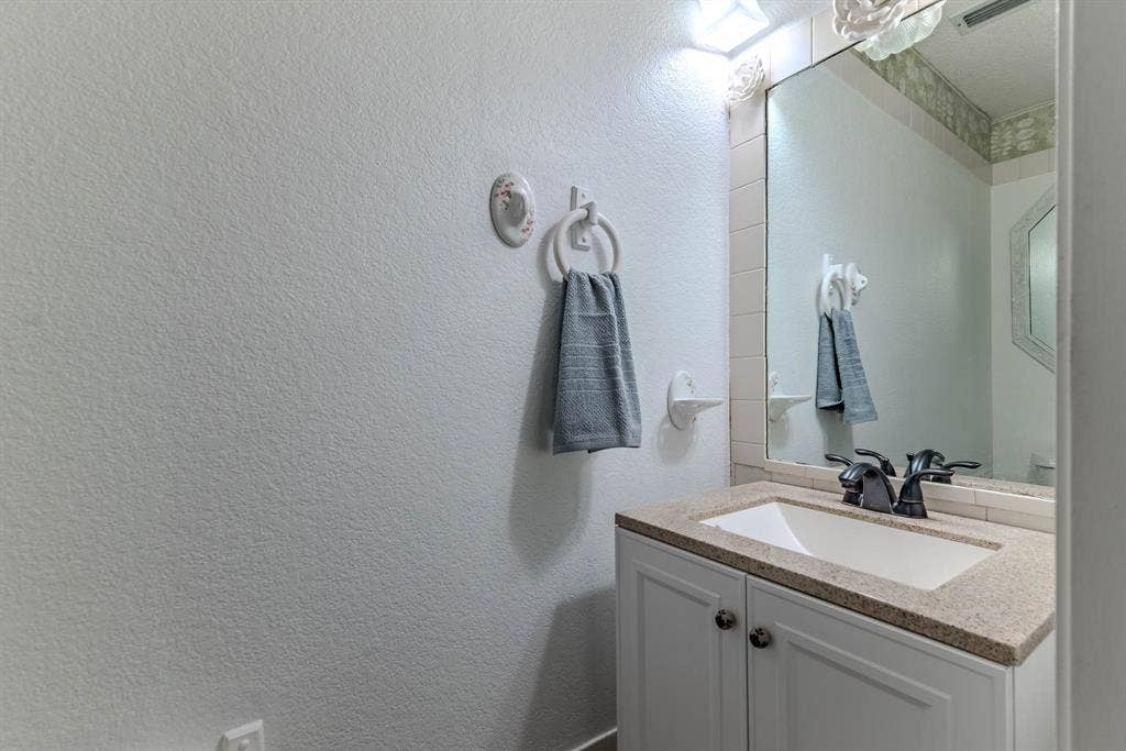 3002 Cedar Crest Drive, McKinney, TX 75070 Half Bath on main level