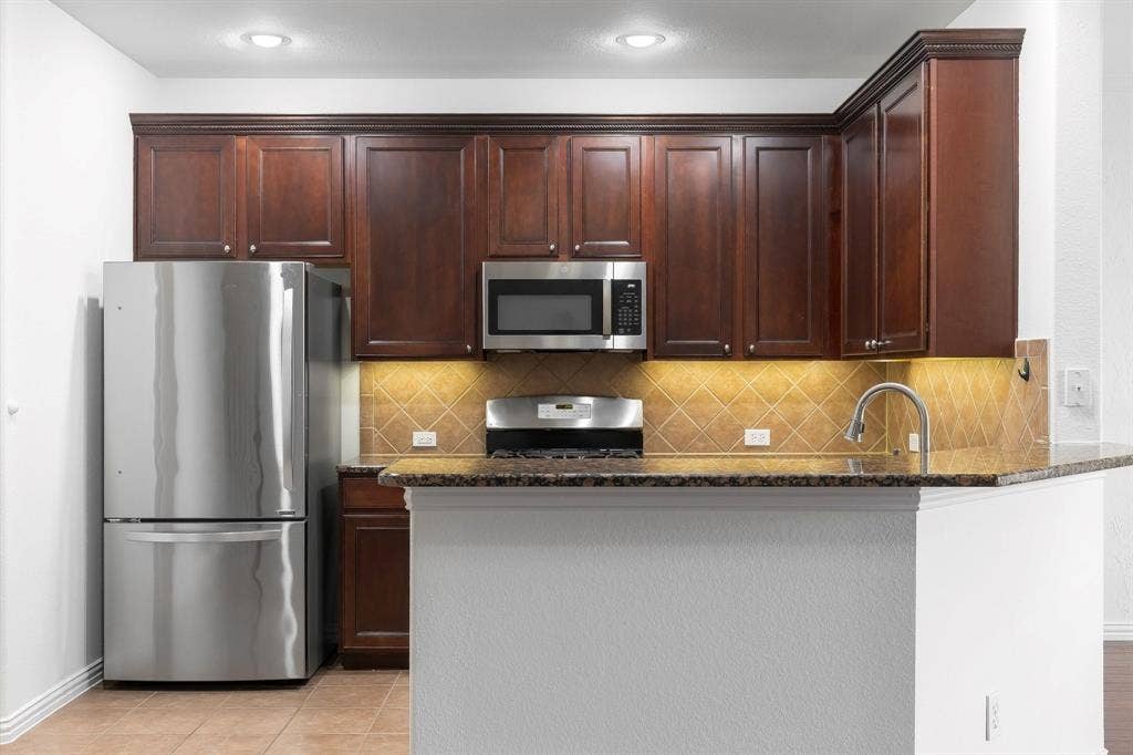 8617 Trolley Trail, McKinney, TX 75070 Granite counter tops.