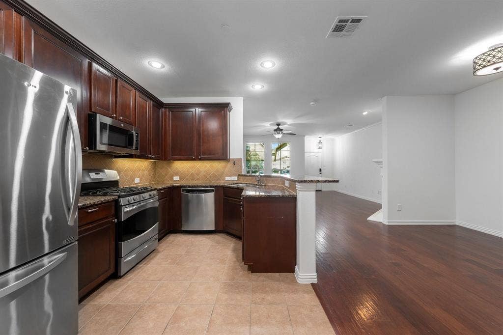 8617 Trolley Trail, McKinney, TX 75070 Stainless steel appliances.