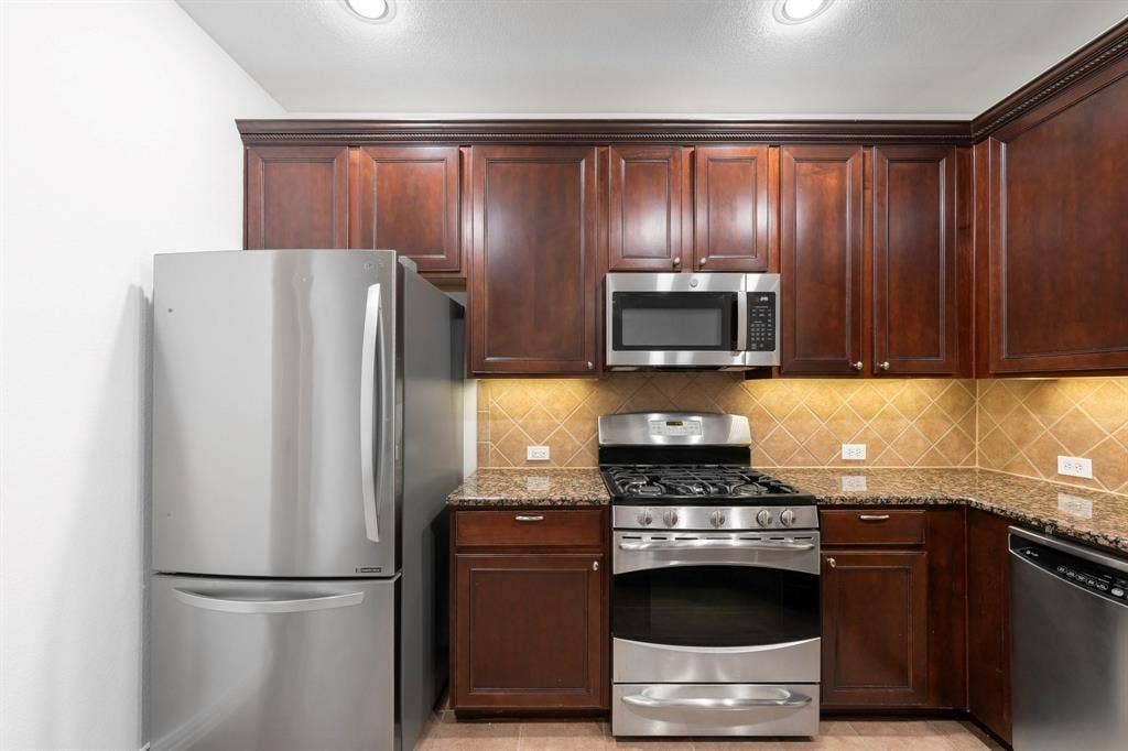 8617 Trolley Trail, McKinney, TX 75070 42" cabinets and a large walk-in pantry.