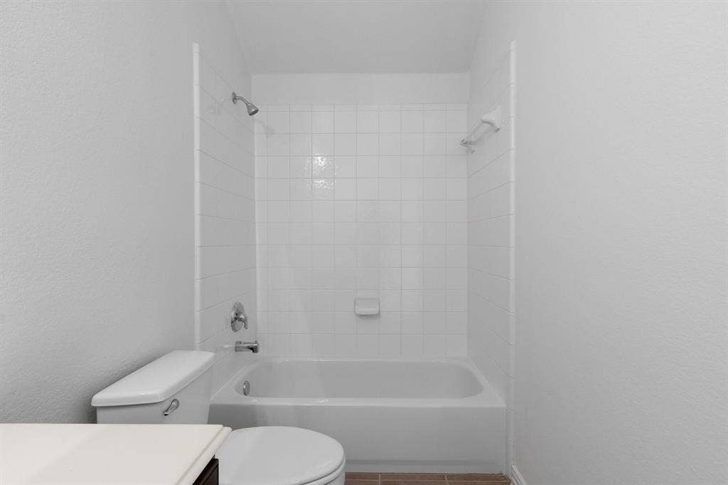 8617 Trolley Trail, McKinney, TX 75070 2nd Ensuite Bathroom.