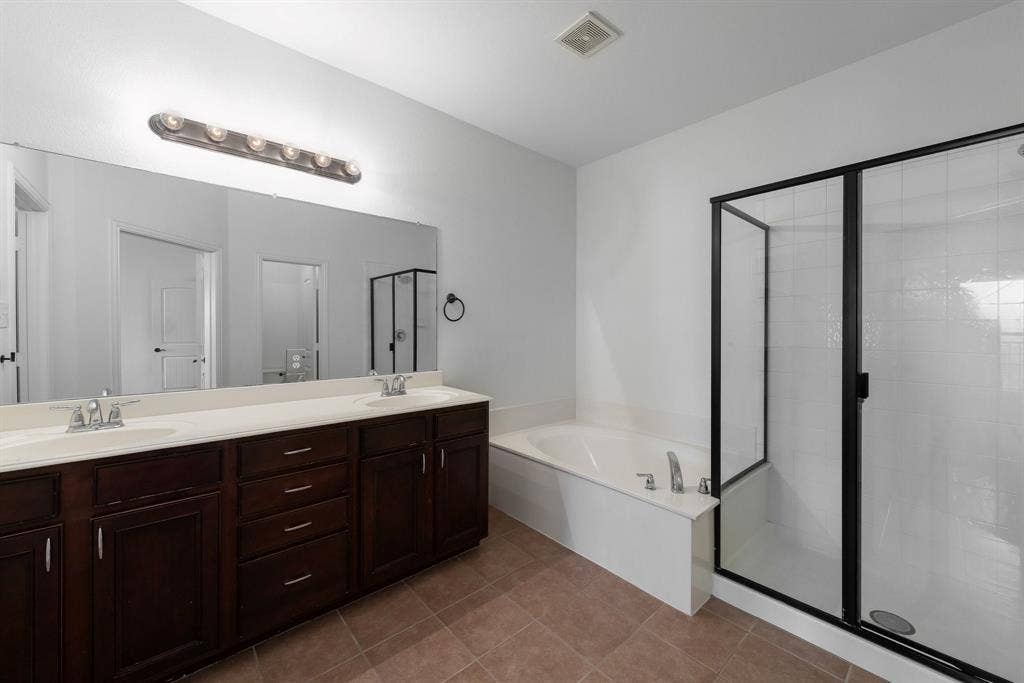 8617 Trolley Trail, McKinney, TX 75070 Primary ensuite with dual sinks.