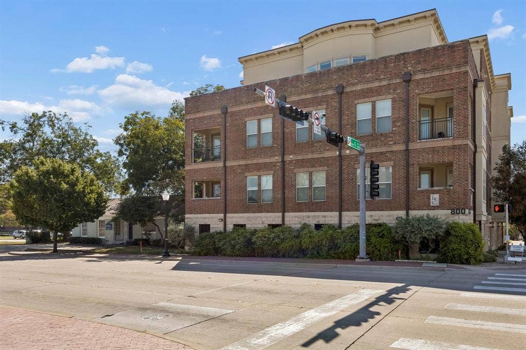 Come home to the charm of Downtown Plano, with shopping, dining, and entertainment nearby!