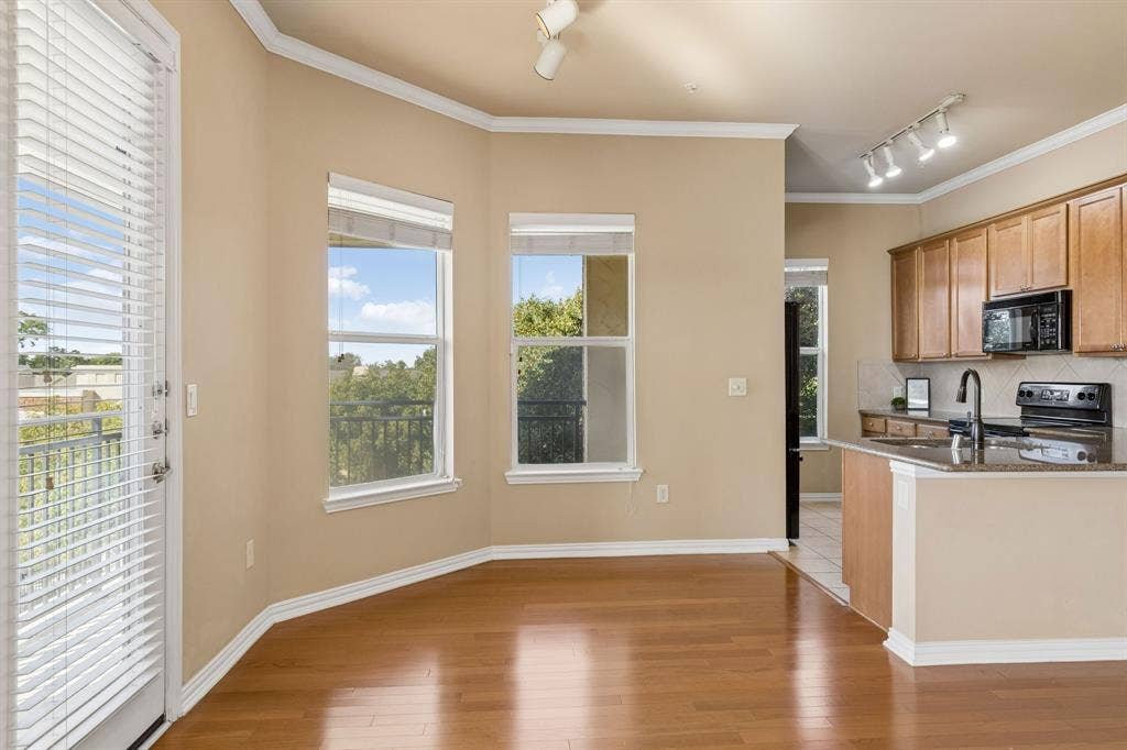 From casual meals to dinner with friends, this sunny space brings everyone together.