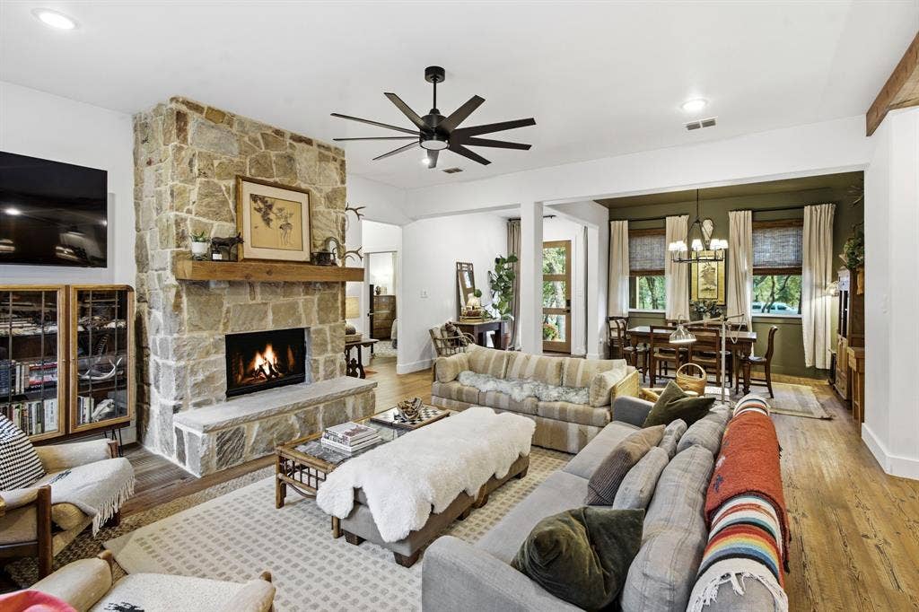 316 Zion Forest Trail, Poolville, TX 76487 Open floor plan