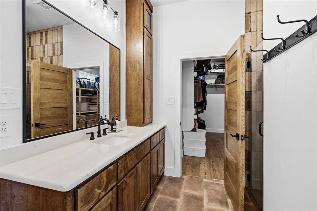 316 Zion Forest Trail, Poolville, TX 76487 Double vanities