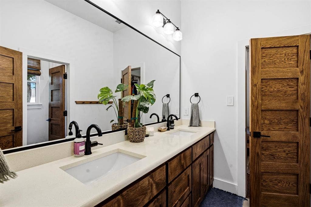 316 Zion Forest Trail, Poolville, TX 76487 Jack and Jill bath with full shower-tub combo