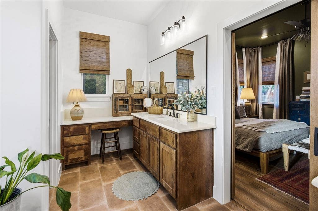 316 Zion Forest Trail, Poolville, TX 76487 Double vanities