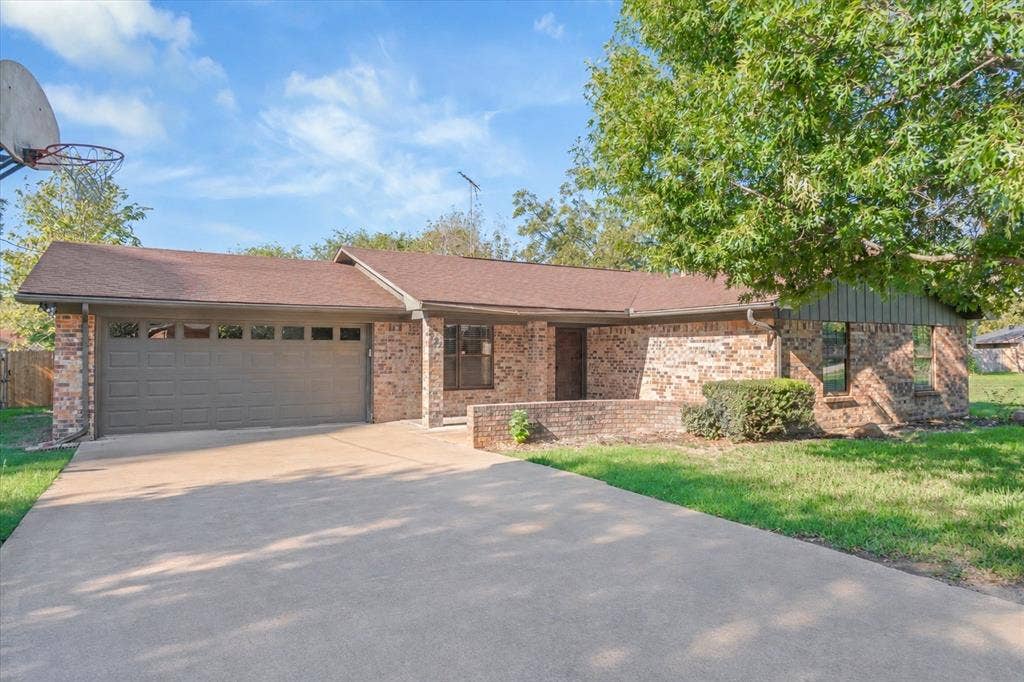 322 Juanita Avenue, Wills Point, TX 75169