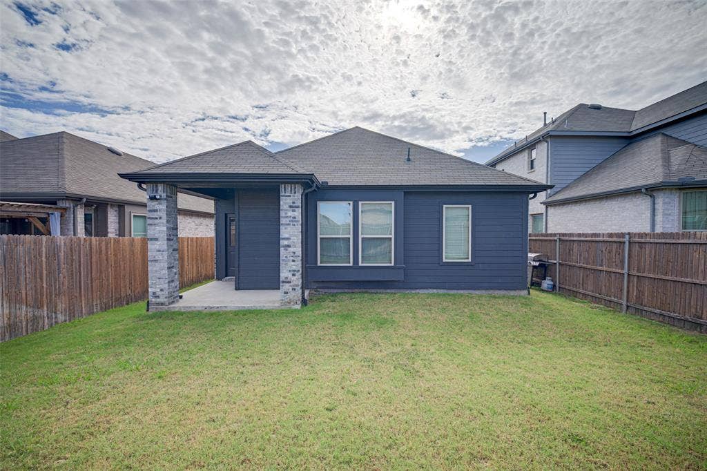 3911 Spencer Lane, Heartland, TX 75126