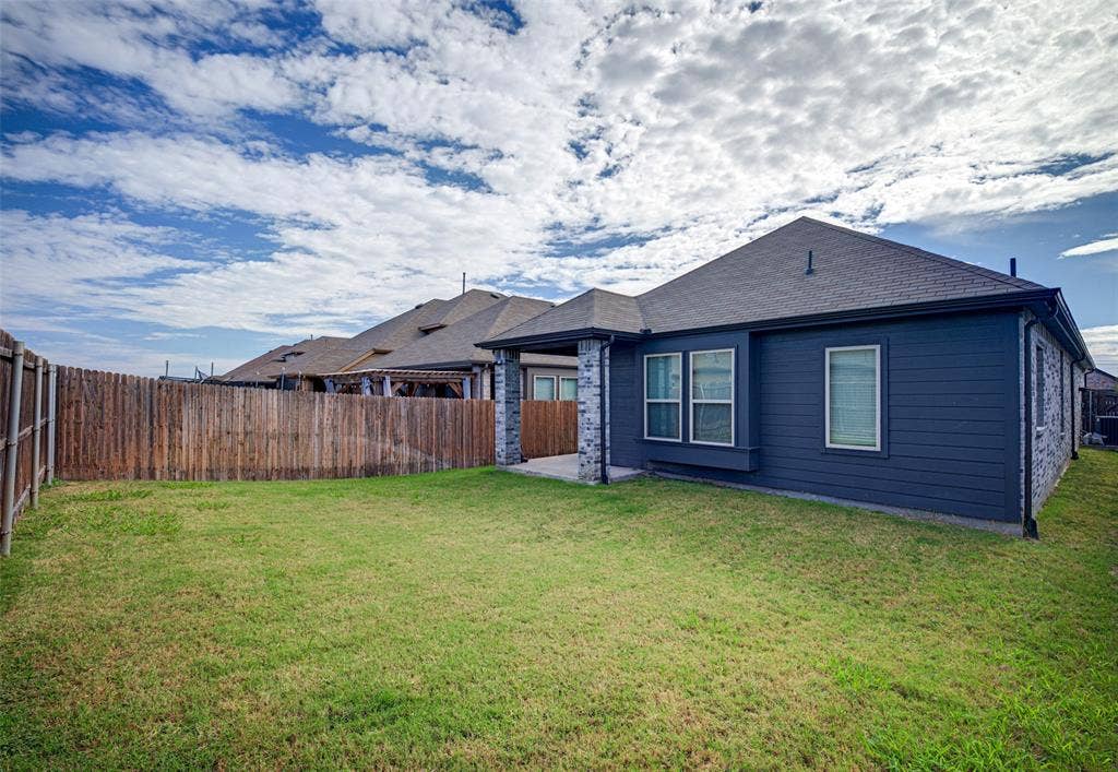 3911 Spencer Lane, Heartland, TX 75126