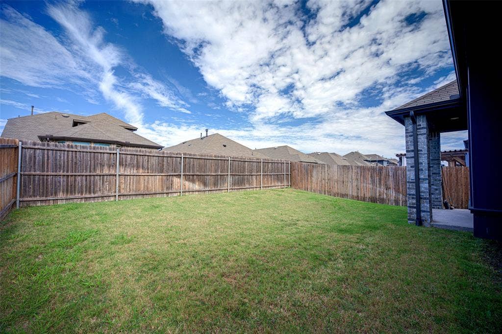3911 Spencer Lane, Heartland, TX 75126