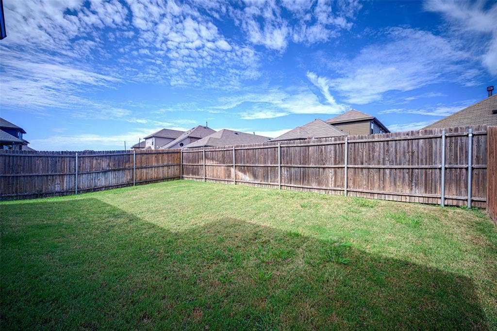 3911 Spencer Lane, Heartland, TX 75126