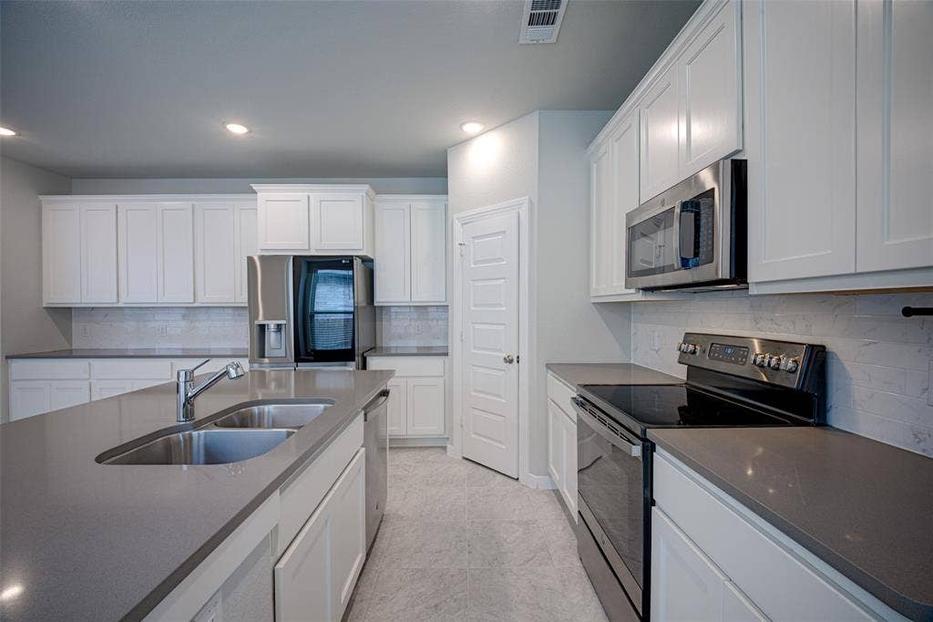 3911 Spencer Lane, Heartland, TX 75126