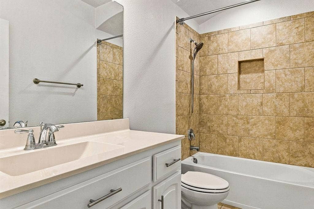 9220 Bronze Meadow Drive, Fort Worth, TX 76131 Upstairs full bath