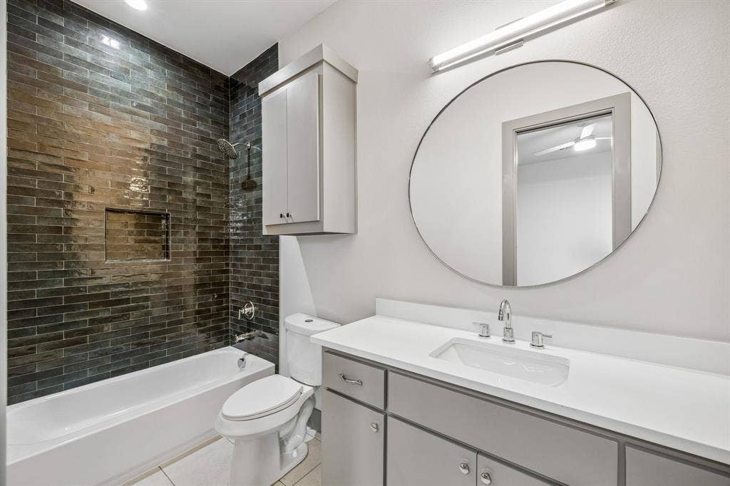 412 - guest bathroom