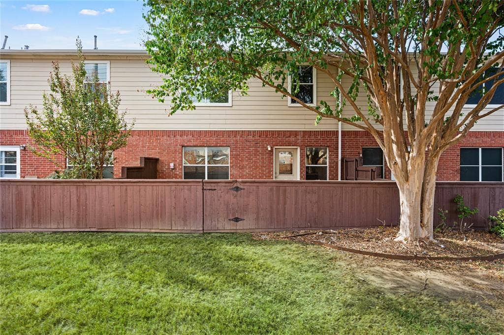 4535 Woodsboro Lane, Plano, TX 75024 Expansive green lawn with a mature tree