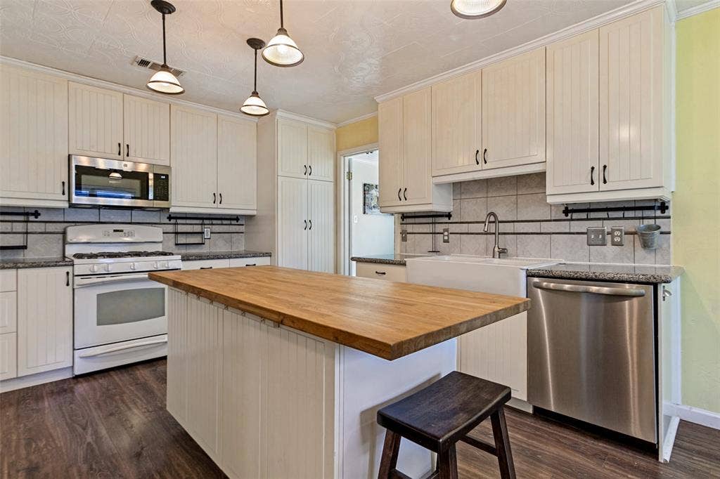 1611 Barclay Drive, Richardson, TX 75081 1611 Barclay Drive, Richardson, TX 75081