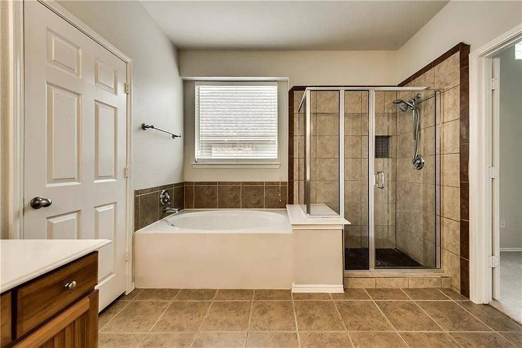 9304 Regal Oaks Drive, McKinney, TX 75072 Tiled flooring complementing the neutral wall tones