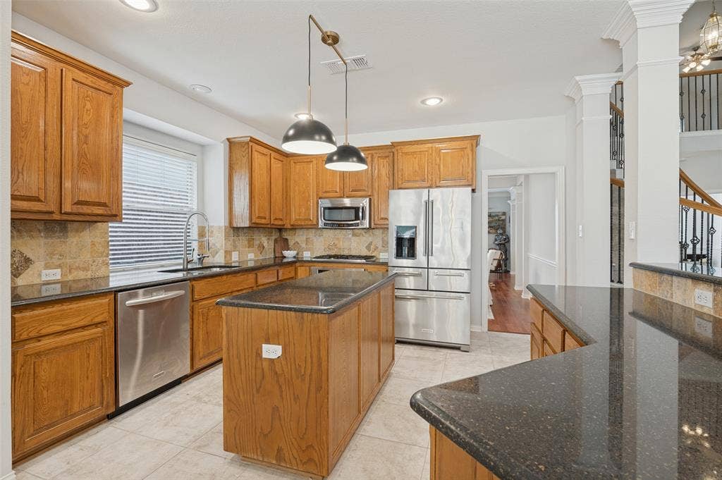2323 Everton Drive, Arlington, TX 76001