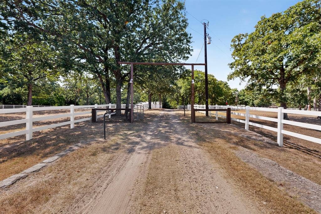 Entry gate with 2 front pastures