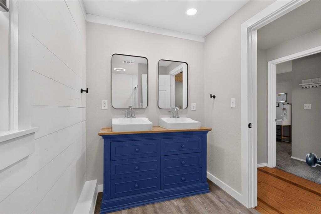 Secondary Full Bathroom with Dual Vanities