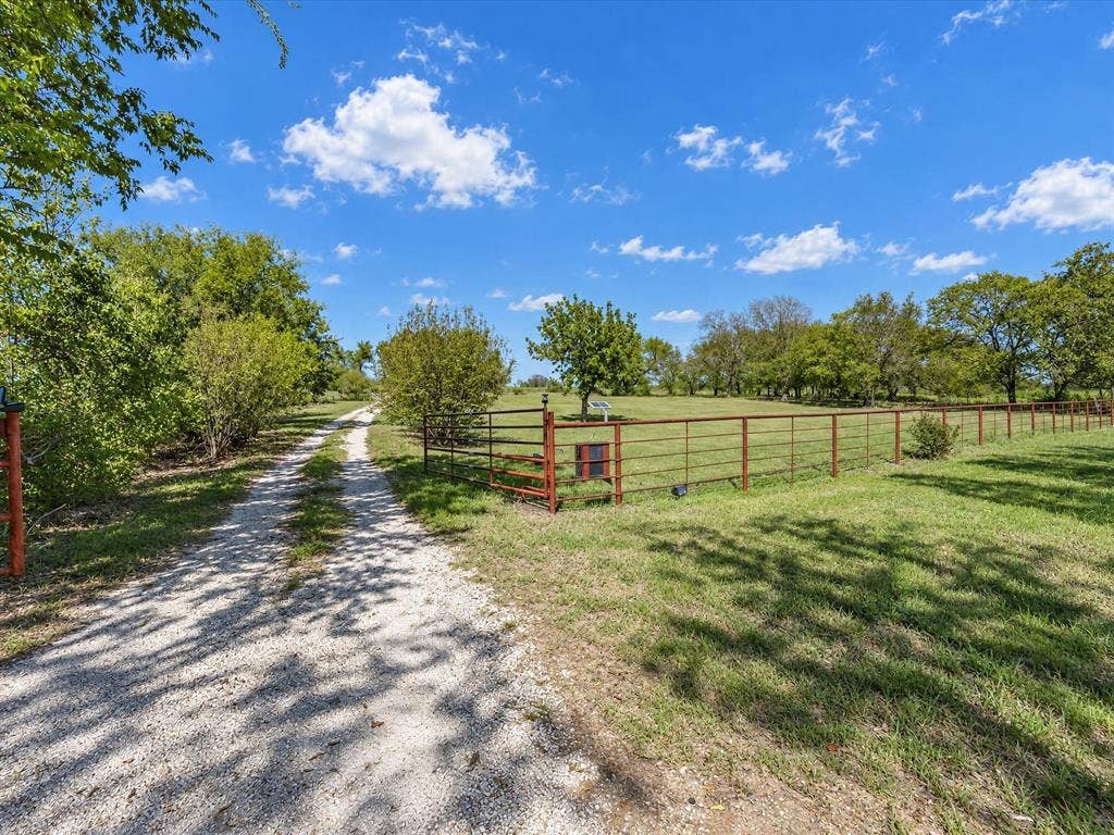 211 Whitehouse Road, Ennis, TX 75119 211 Whitehouse Road, Ennis, TX 75119