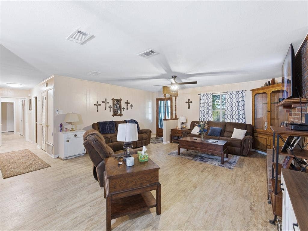 211 Whitehouse Road, Ennis, TX 75119 211 Whitehouse Road, Ennis, TX 75119
