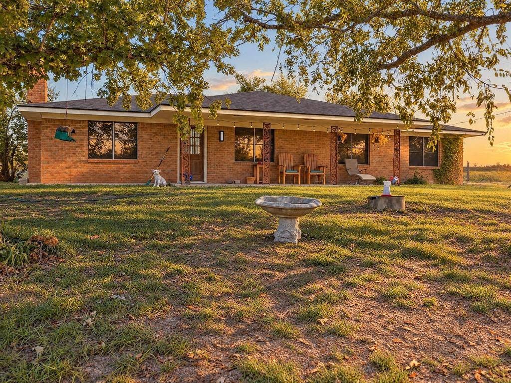 211 Whitehouse Road, Ennis, TX 75119 211 Whitehouse Road, Ennis, TX 75119