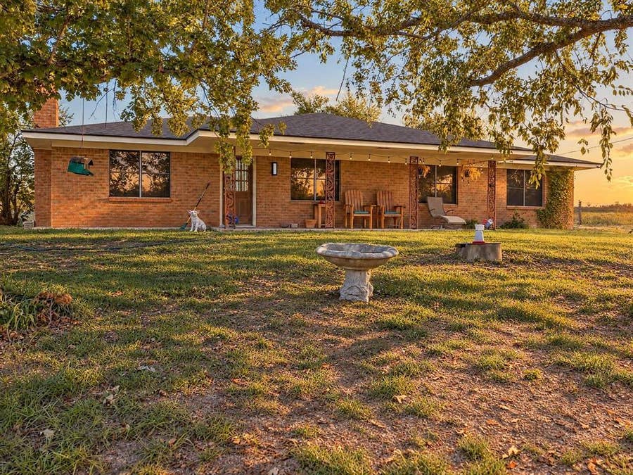 Property photo for 211 Whitehouse Road, Ennis, TX