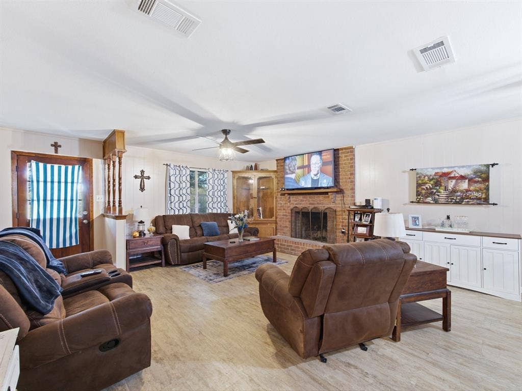211 Whitehouse Road, Ennis, TX 75119 211 Whitehouse Road, Ennis, TX 75119