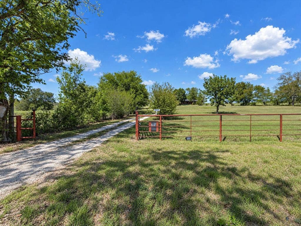 211 Whitehouse Road, Ennis, TX 75119 211 Whitehouse Road, Ennis, TX 75119