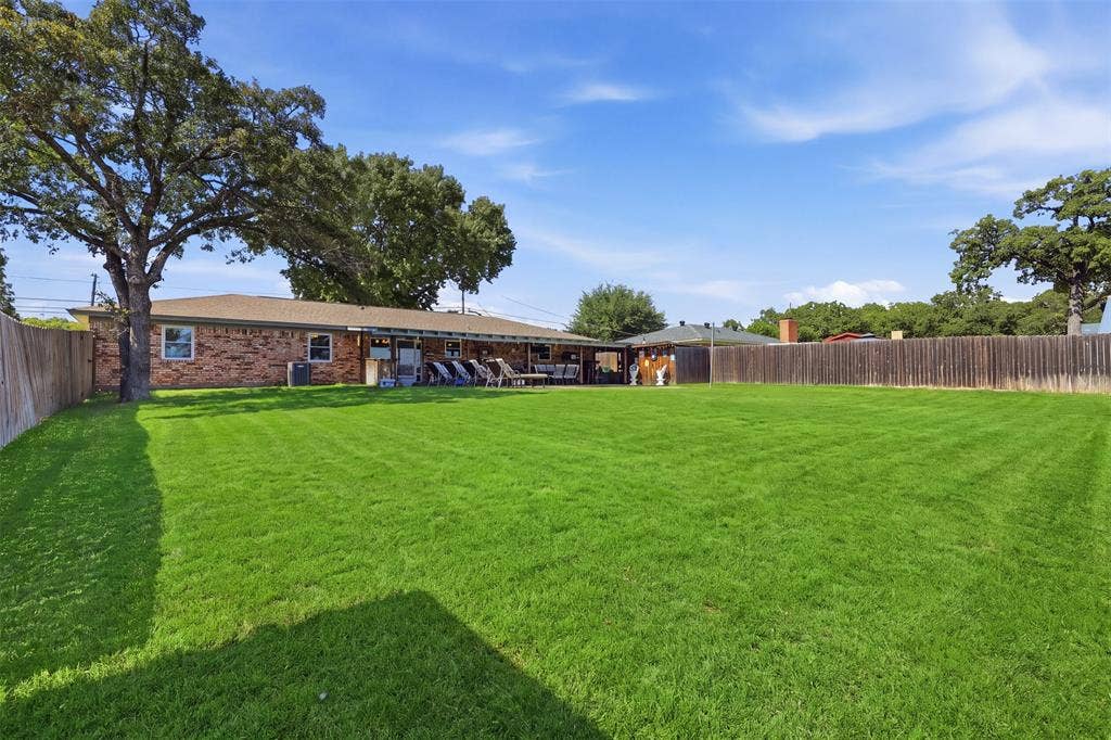2609 Oaks Drive, Granbury, TX 76049
