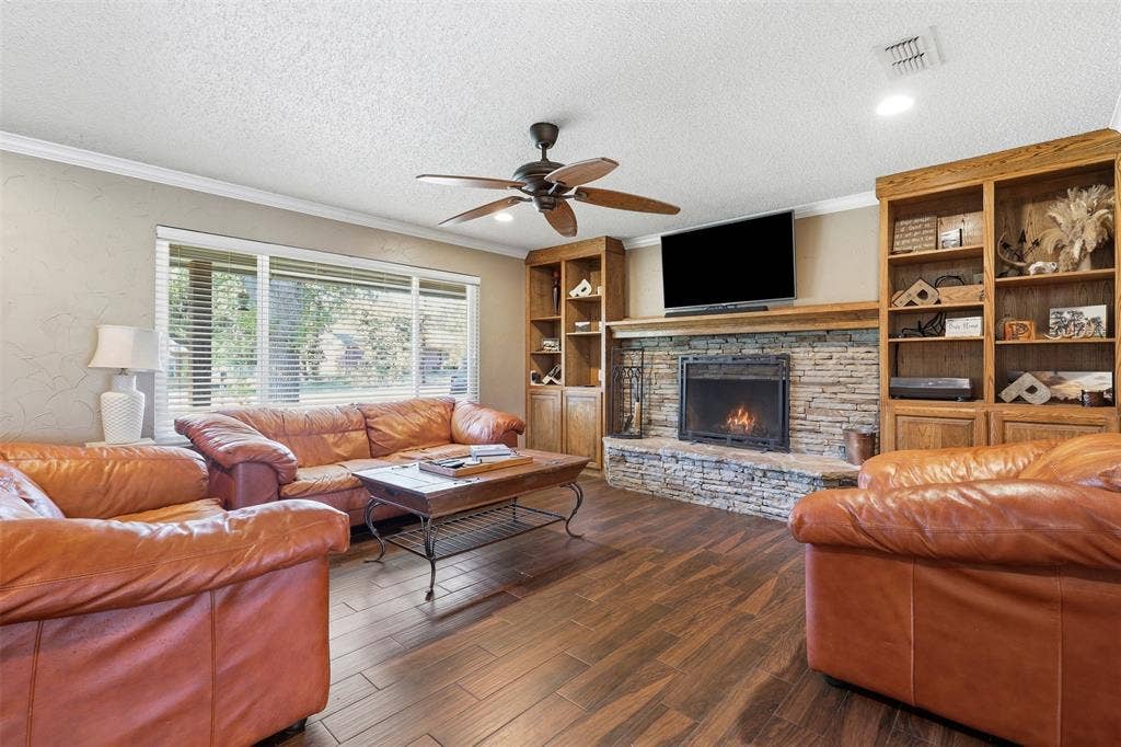 2609 Oaks Drive, Granbury, TX 76049