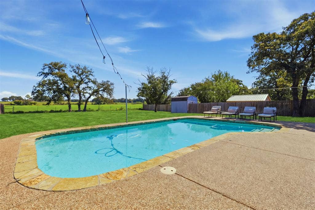 2609 Oaks Drive, Granbury, TX 76049